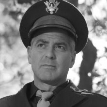 George Clooney in una scena del film Intrigo a Berlino, del 2006