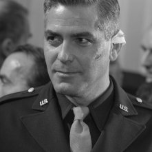 Clooney in una scena del film Intrigo a Berlino