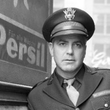 George Clooney in una scena del dramma Intrigo a Berlino