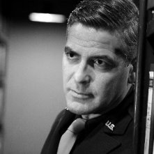 George Clooney in una scena del film Intrigo a Berlino