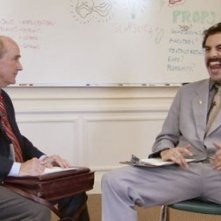 Sacha Baron Cohen accanto a un conduttore televisivo in una scena di 'Borat'