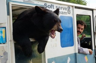 Sacha Baron Cohen e l'orso in una scena di 'Borat'
