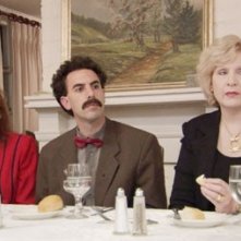 Lezioni di galateo per Sacha Baron Cohen in una scena di 'Borat'