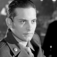 Tobey Maguire in una scena del film Intrigo a Berlino