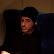 Robert Downey Jr. in una scena del film Guida per riconoscere i tuoi santi