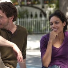 Rosario Dawson con Robert Downey Jr. in una scena del film Guida per riconoscere i tuoi santi