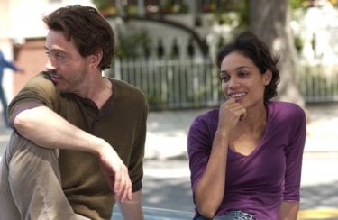 Rosario Dawson com Robert Downey Jr. em cena do filme Guia para Reconhecer Seus Santos