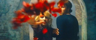 Samaire Armstrong e Jon Foster in una scena del film Stay Alive