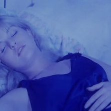 La bella Sheryl Lee in una scena di FUOCO CAMMINA CON ME