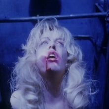 Sheryl Lee in una scena drammatica di FUOCO CAMMINA CON ME