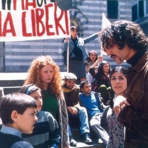 Una scena del dramma Rosso come il cielo