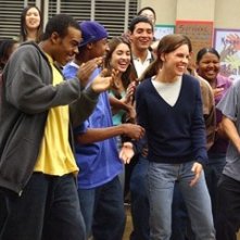 Hilary Swank, Deance Wyatt e Mario in una scena del film Freedom Writers