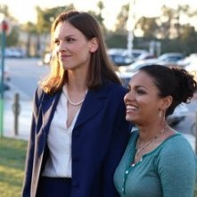 Hilary Swank ed April Lee Hernandez in una scena del film Freedom Writers