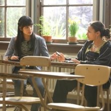 Jaclyn Ngan e April Lee Hernandez in una scena del film Freedom Writers