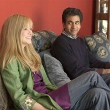 Kal Penn e Jacinda Barrett in una scena del film The Namesake
