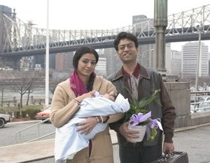 Tabu e Irrfan Khan in una scena del film The Namesake