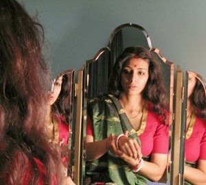 Tabu allo specchio in una scena del film The Namesake