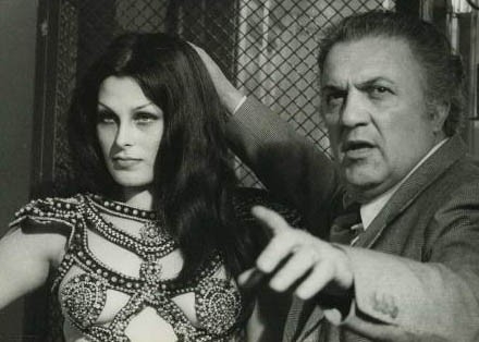 Federico Fellini sul set di Roma