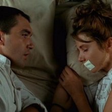 Victoria Abril con Antonio Banderas in una scena di Legami!