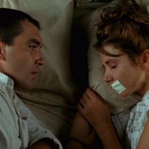 Victoria Abril con Antonio Banderas in una scena di Legami!