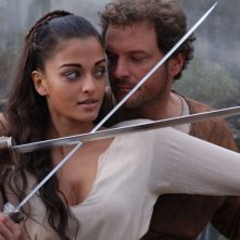 Aishwarya Rai accanto a Colin Firth in una scena del film L'ultima legione