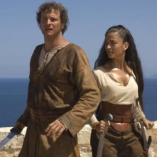 Aishwarya Rai affianca Colin Firth in una scena del film L'ultima legione