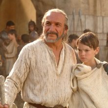 Ben Kingsley e Thomas Sangster in una scena del film L'ultima legione