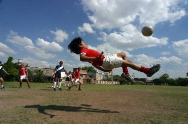 Gonzalo Alarcon in una sequenza del film Maradona, la mano di Dio