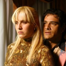 Marco Leonardi e Julieta Diaz in una scena del dramma Maradona, la mano di Dio