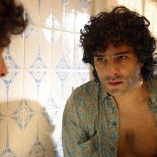 Marco Leonardi in una scena del dramma Maradona, la mano di Dio