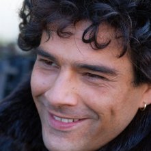 Marco Leonardi in una scena del film Maradona, la mano di Dio, biopic sul leggendario pibe de oro