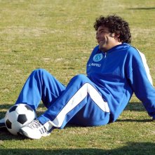 Marco Leonardi è il pibe de oro in una scena del film Maradona, la mano di Dio