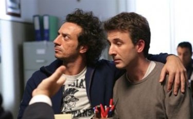 Salvatore Ficarra e Valentino Picone em cena do filme Il 7 e l'8