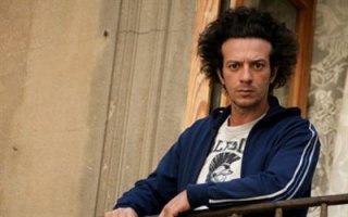 Salvatore Ficarra in una scena della commedia Il 7 e l'8