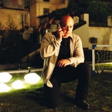 Luca Zingaretti al telefono in una scena di Tutte le donne della mia vita
