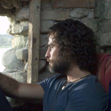 Raz Degan in una scena del film Cento chiodi