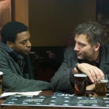 Chiwetel Ejiofor e Clive Owen in una scena de I figli degli uomin