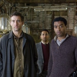 Chiwetel Ejiofor e Clive Owen in una scena de I figli degli uomin