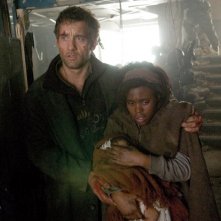 Clive Owen e Claire-Hope Ashitey in una scena de I figli degli uomin