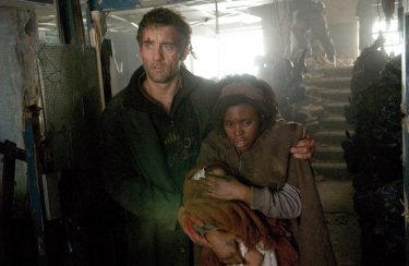 Clive Owen e Claire-Hope Ashitey in una scena de I figli degli uomin