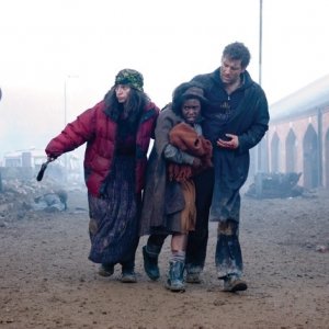 Clive Owen e Claire-Hope Ashitey in una scena de I figli degli uomin