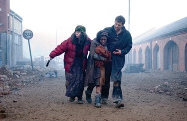 Clive Owen e Claire-Hope Ashitey in una scena de I figli degli uomin