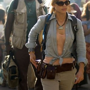 Hilary Swank e Idris Elba in una scena del film I segni del male