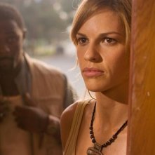 Hilary Swank con Idris Elba in una scena del film I segni del male