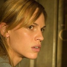 La bella Hilary Swank in una scena del film I segni del male
