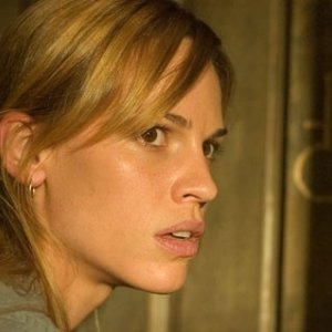 La bella Hilary Swank in una scena del film I segni del male