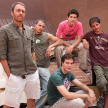 Jamil Hammoudi, Lorenzo Balducci, Daniele De Angelis, Nicolas Vaporidis e Valerio mastandreai in una scena del film Last Minute Marocco