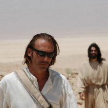 Luca Ward insieme ad Alessandro Etrusco in una scena del film 7 km da Gerusalemme