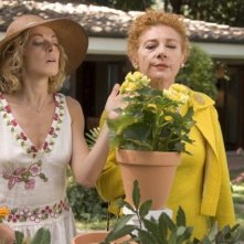 Claudia Gerini e Cinzia Leone in una scena del film Nero bifamiliare