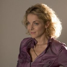 Claudia Gerini in una scena della commedia nera Nero bifamiliare